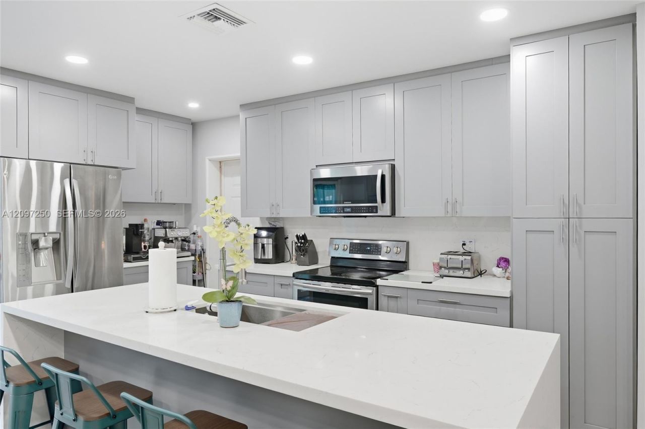 9270 SW 43rd St , Miami, FL 33165 Photo