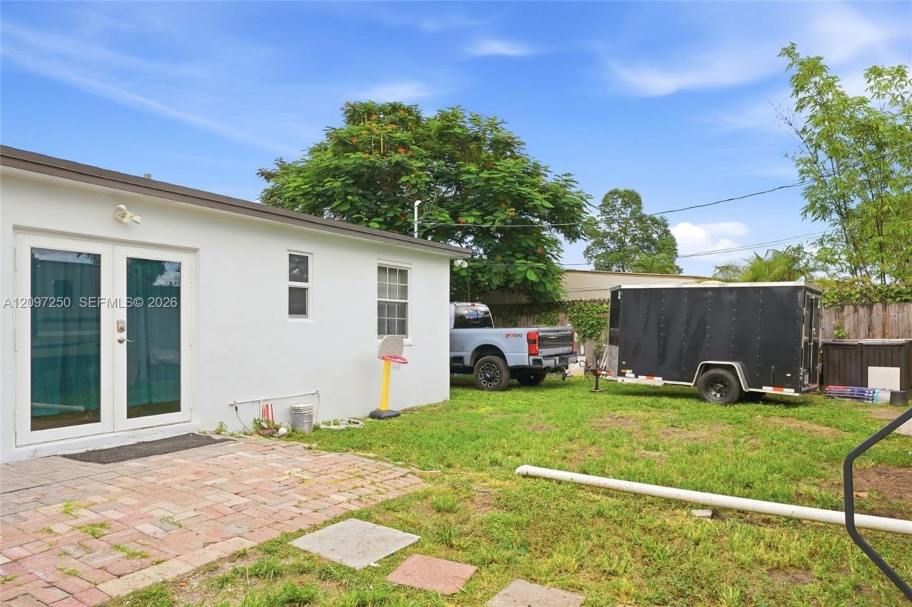 9270 SW 43rd St , Miami, FL 33165 Photo
