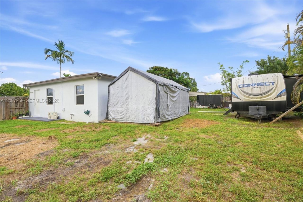 9270 SW 43rd St , Miami, FL 33165 Photo