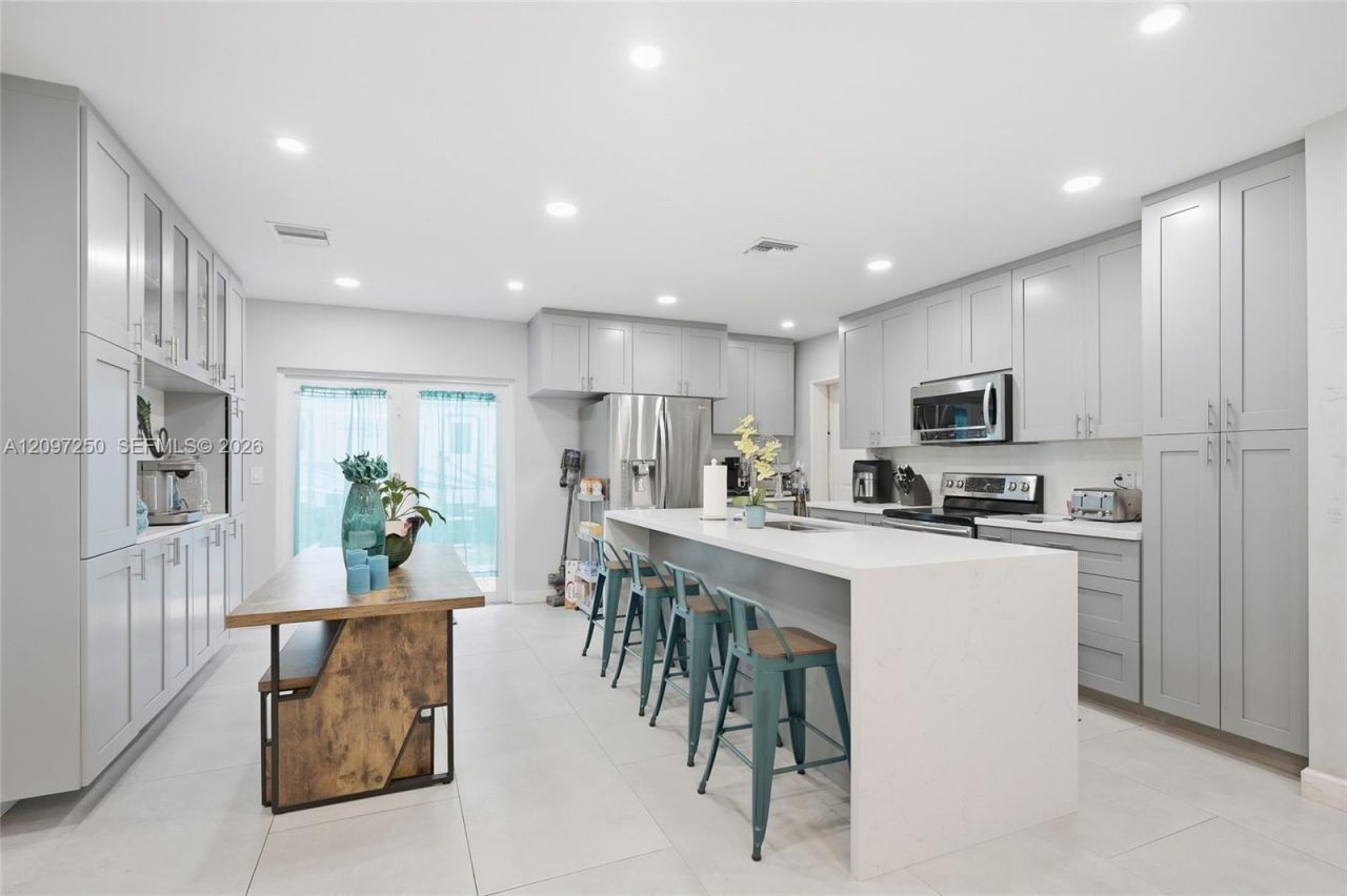 9270 SW 43rd St , Miami, FL 33165 Photo