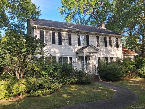 109 Handsome Avenue , Sayville, NY 11782