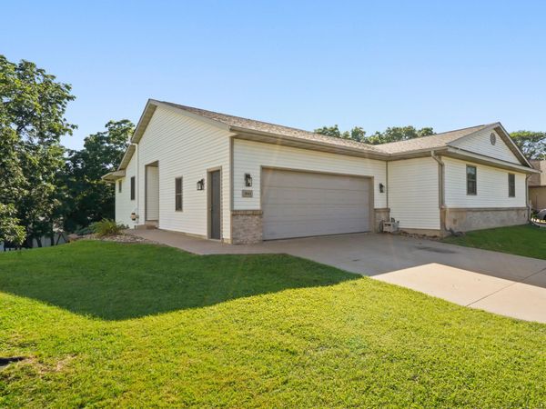 1041 Kristy Ln, Onalaska, WI 54650