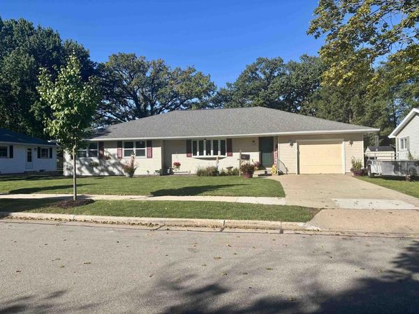 135 N MEADOW STREET, Oshkosh, WI 54902