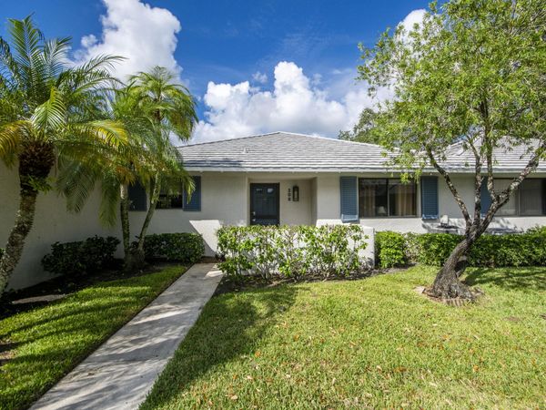 208 Club Drive, Palm Beach Gardens, FL 33418