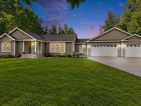 1559 Shawnee Avenue, Indian River, MI 49749