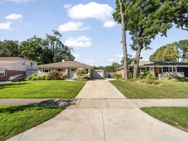 1960 Milton Avenue , Northbrook, IL 60062