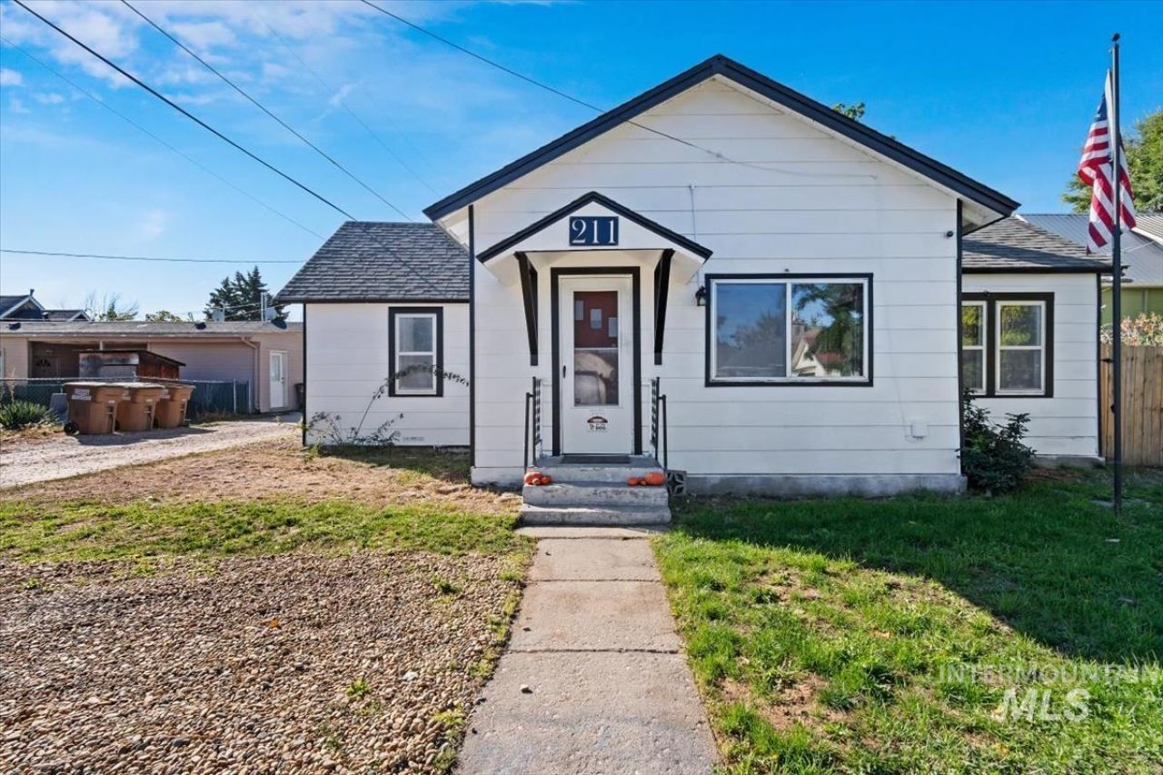 211 W 2nd Street, Emmett, ID 83617 Main Photo