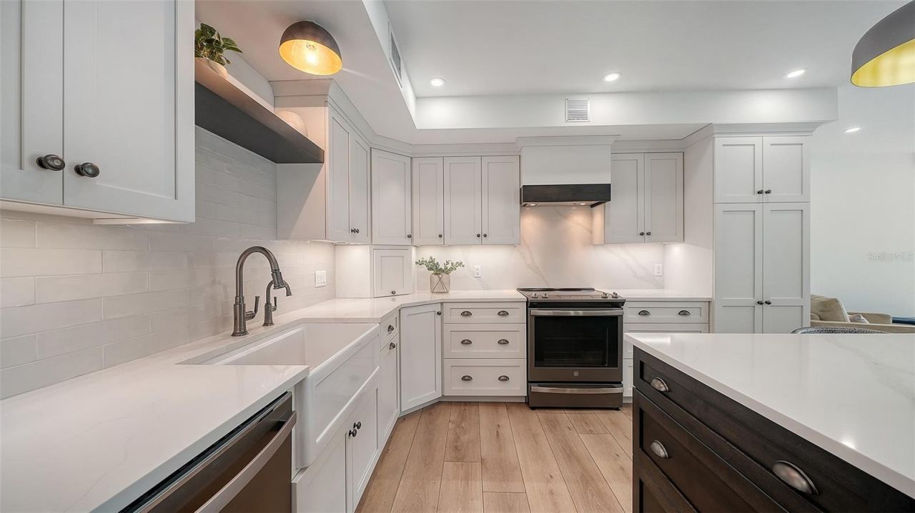 1102 Benjamin Franklin Drive, Unit 810, Sarasota, FL 34236 Photo