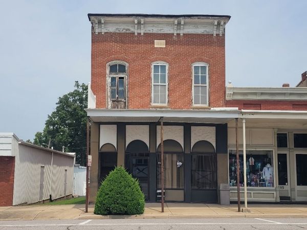 211 W Saint Louis Street , Nashville, IL 62263