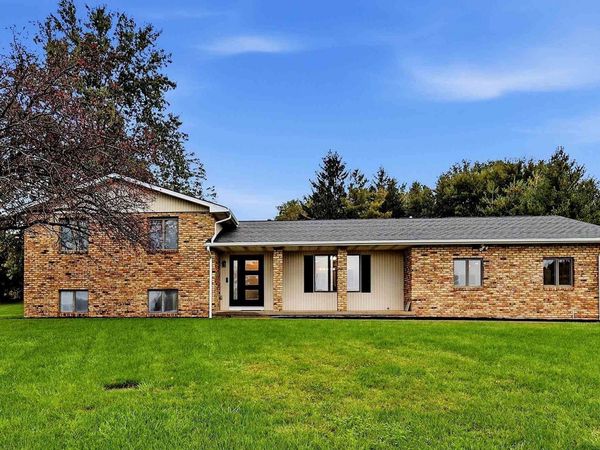 15153 Lore Oaks Court, Dubuque, IA 52002