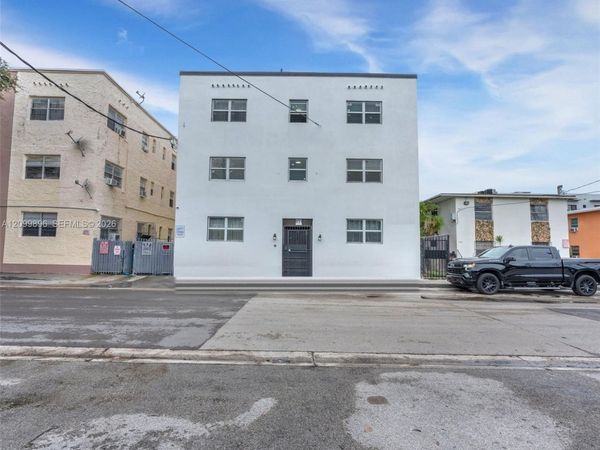 871 SW 3rd St , Miami, FL 33130
