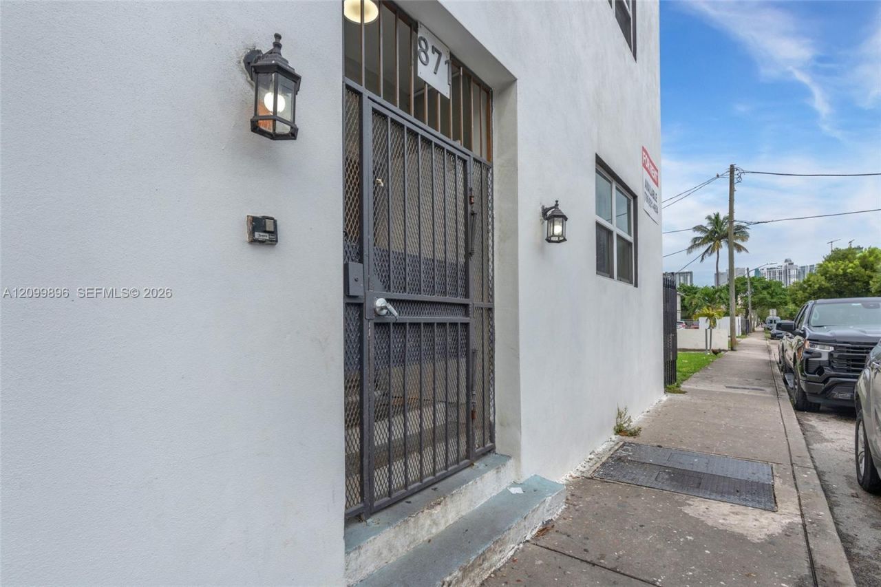 871 SW 3rd St , Miami, FL 33130 Photo