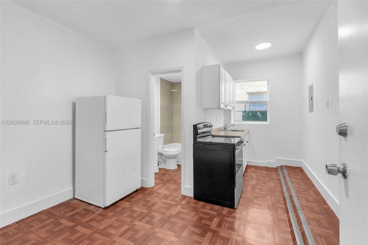 871 SW 3rd St , Miami, FL 33130 Photo