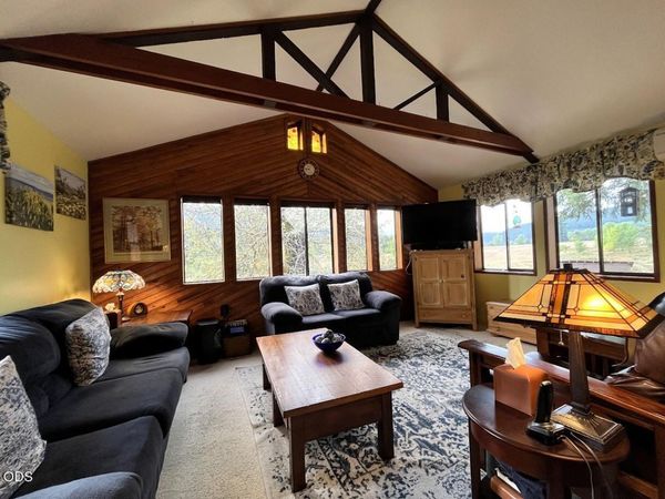 72743 Shoestring Road, Cottage Grove, OR 97424