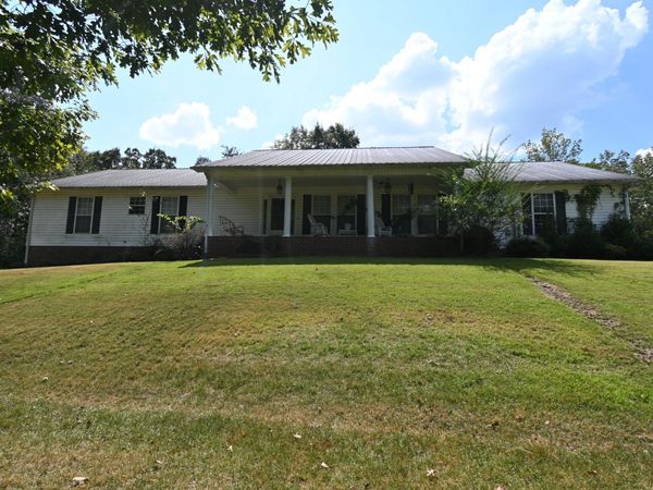 112 Phillips Dr , Linden, TN 37096