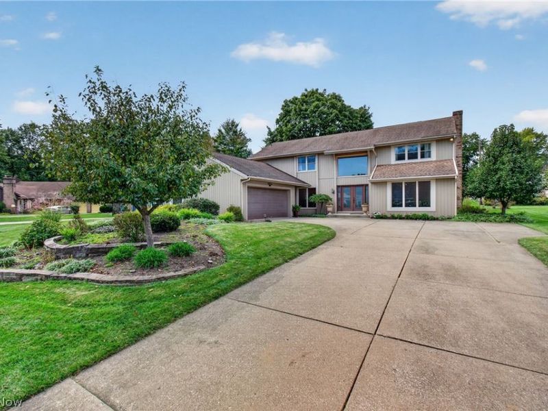 4745 Tanglewood Circle NE, Canton, OH 44714 Photo 2