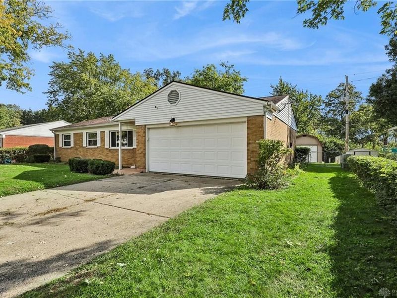 7106 Chatlake Drive, Huber Heights, OH 45424 Photo 2