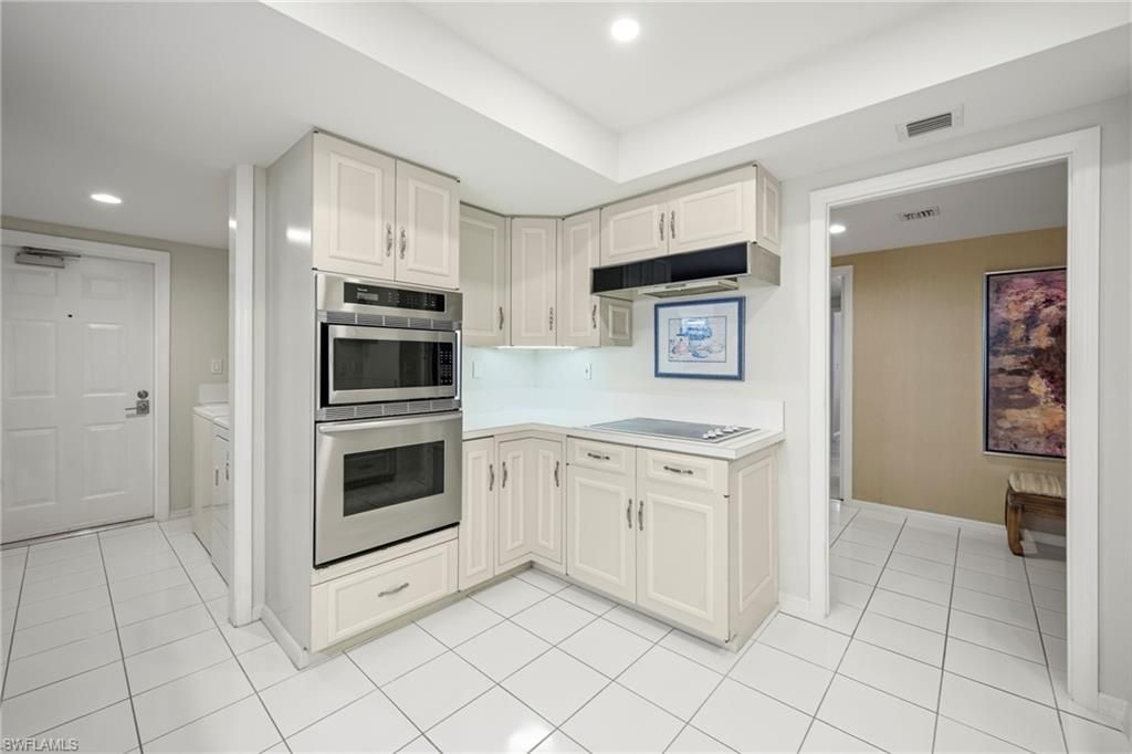 6075 Pelican Bay Blvd , Unit 201, Naples, FL 34108 Photo