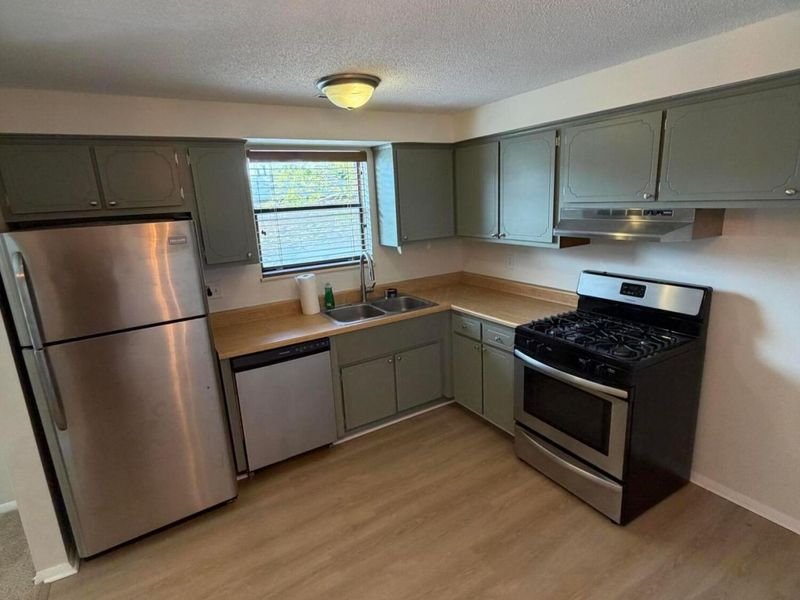 1635 Mcnaughten Road , Unit B, Columbus, OH 43232 Photo 2