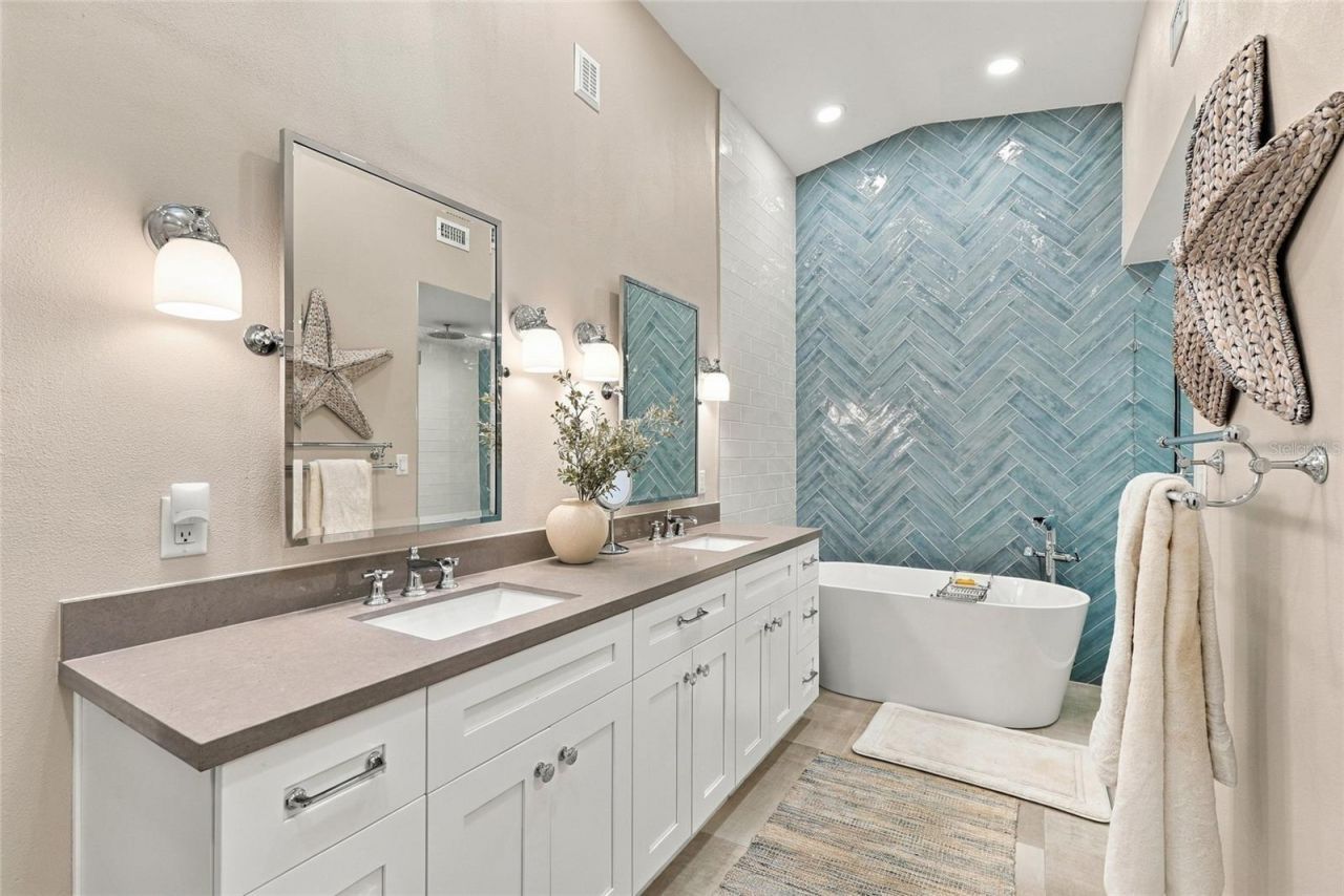 629 Segovia Court Ne, Unit 405, Saint Petersburg, FL 33703 Photo