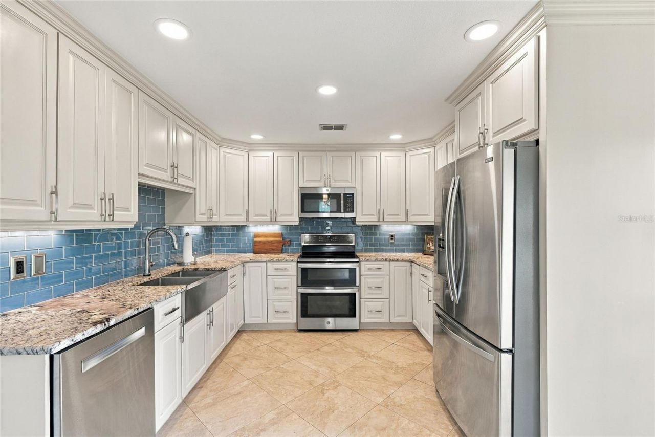 629 Segovia Court Ne, Unit 405, Saint Petersburg, FL 33703 Photo
