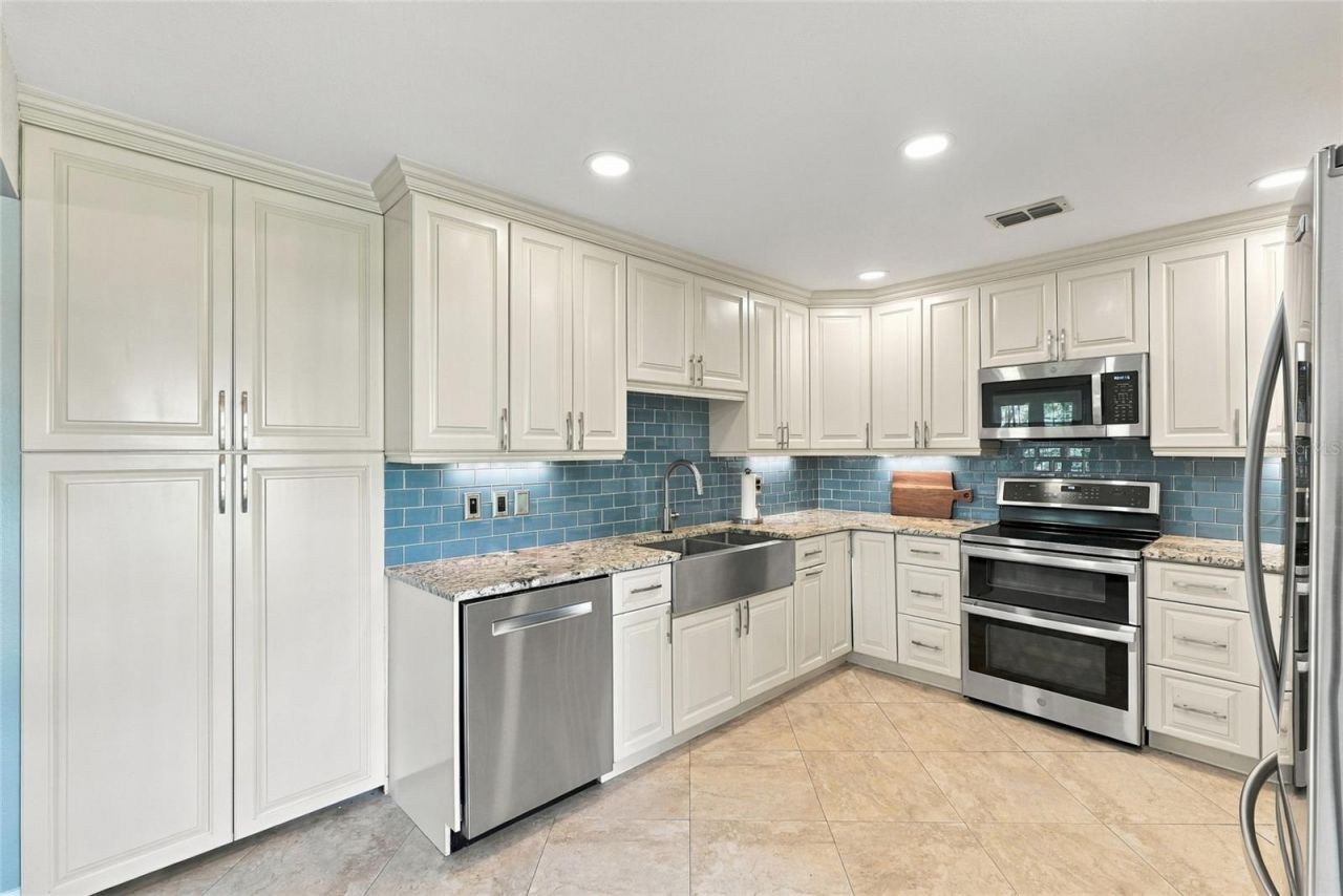 629 Segovia Court Ne, Unit 405, Saint Petersburg, FL 33703 Photo