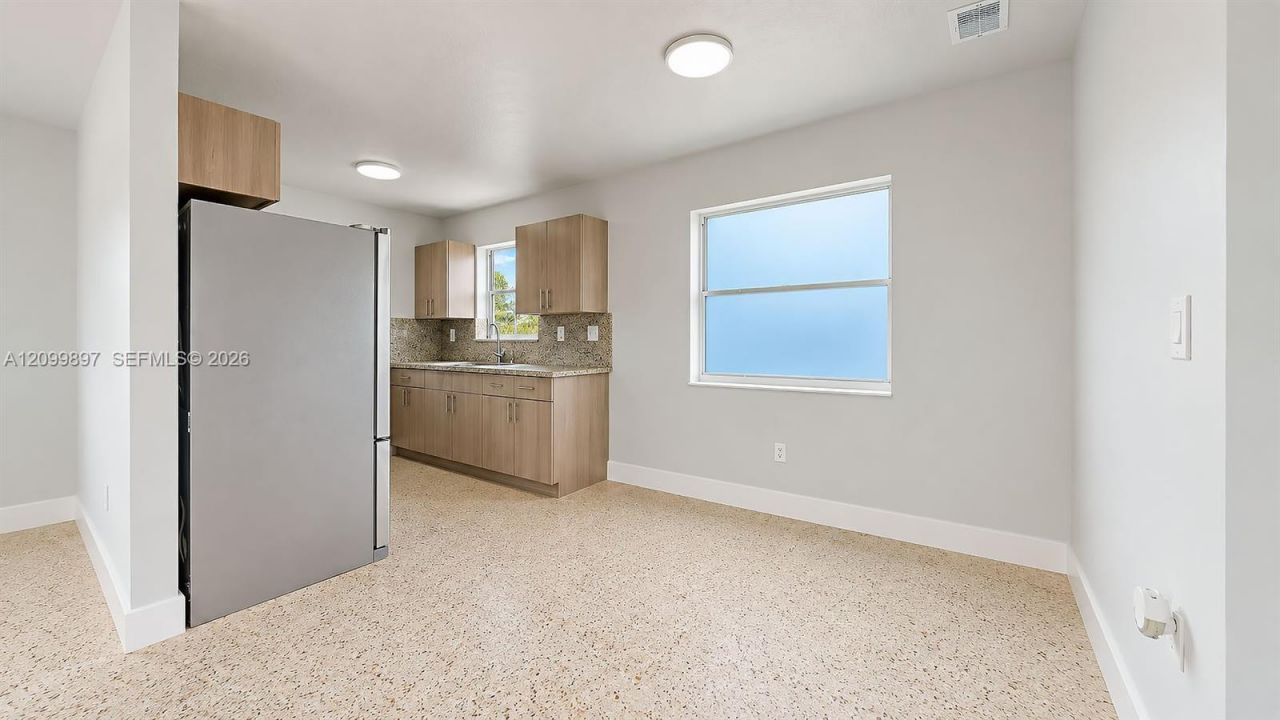 2450 NW 11th St , Unit 2450, Miami, FL 33125 Photo
