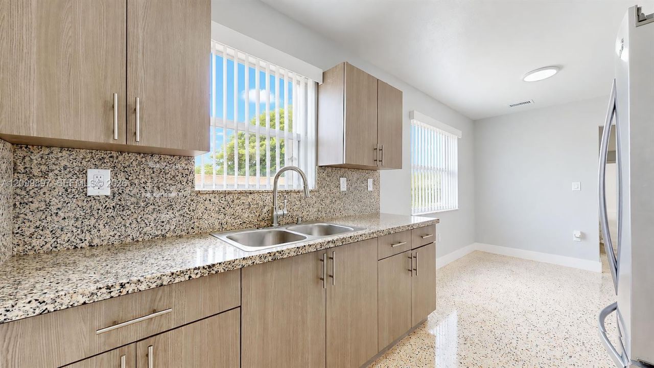 2450 NW 11th St , Unit 2450, Miami, FL 33125 Photo