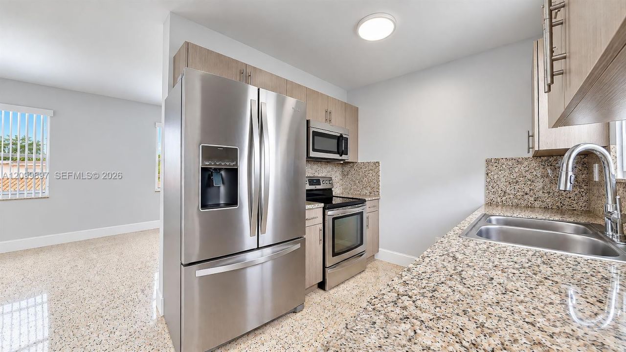 2450 NW 11th St , Unit 2450, Miami, FL 33125 Photo