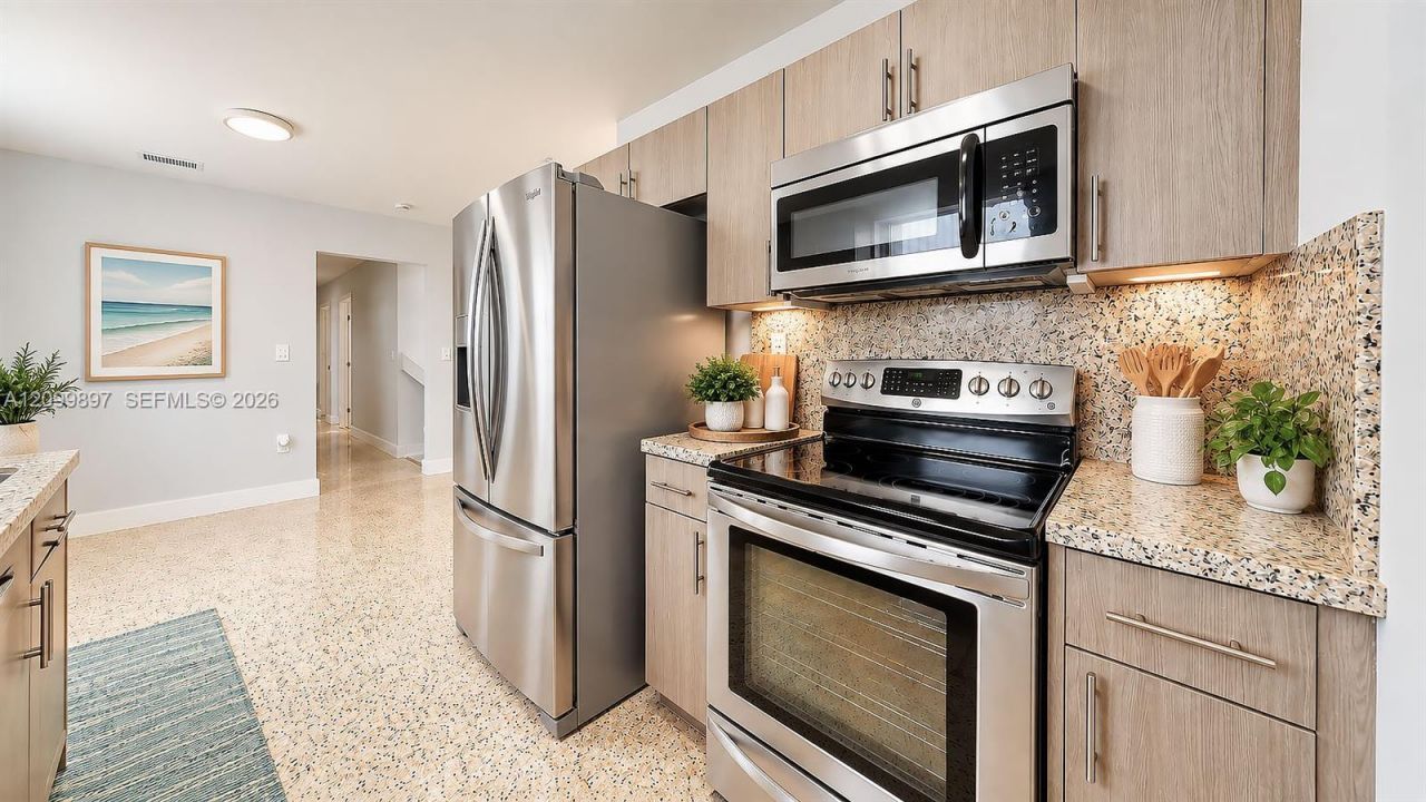 2450 NW 11th St , Unit 2450, Miami, FL 33125 Photo