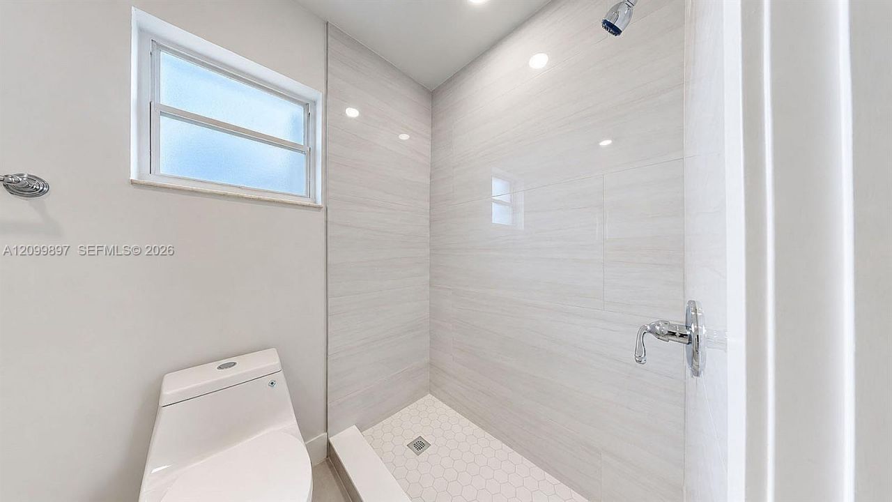 2450 NW 11th St , Unit 2450, Miami, FL 33125 Photo