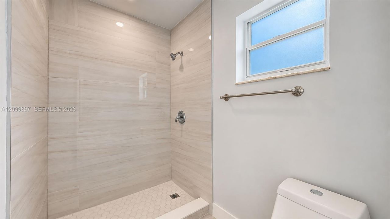 2450 NW 11th St , Unit 2450, Miami, FL 33125 Photo