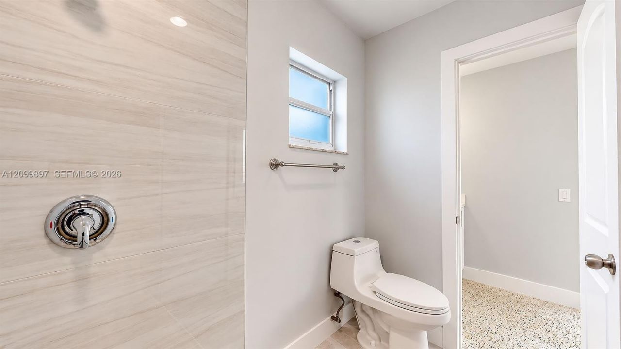 2450 NW 11th St , Unit 2450, Miami, FL 33125 Photo