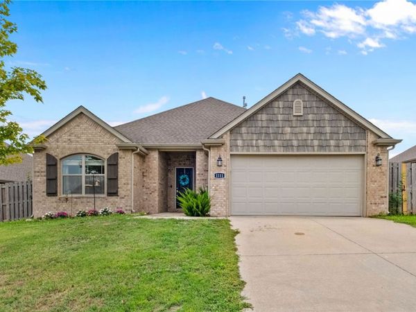 1111 Tulip Street , Centerton, AR 72719