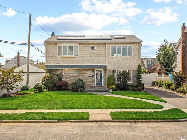 1051 Park Lane N, Franklin Square, NY 11010