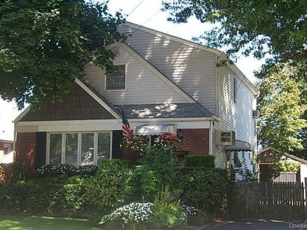 24 Fieldston Street, Westbury, NY 11590