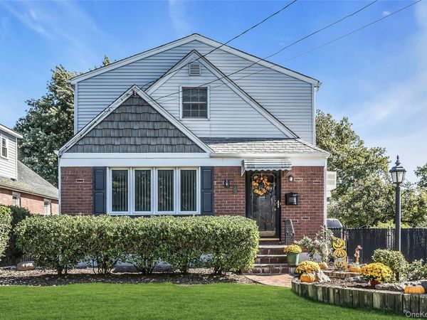 24 Fieldston Street, Westbury, NY 11590