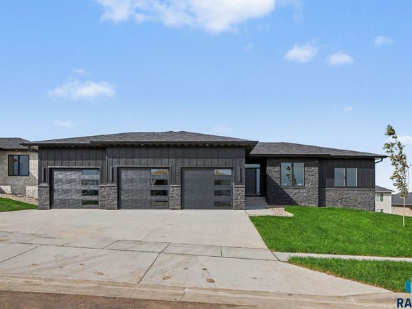 2705 S Maplewood Ave, Sioux Falls, SD 57110