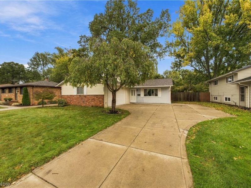 24263 Lebern Drive, North Olmsted, OH 44070 Photo 2