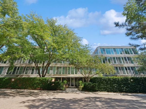 2525 Wellington Court, Unit 302, Evanston, IL 60201