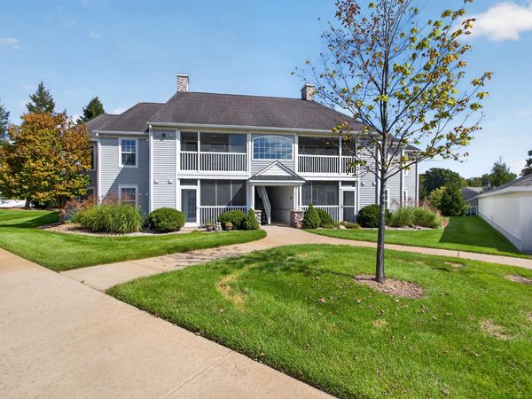 743 W Barrington Circle, Jackson, MI 49203