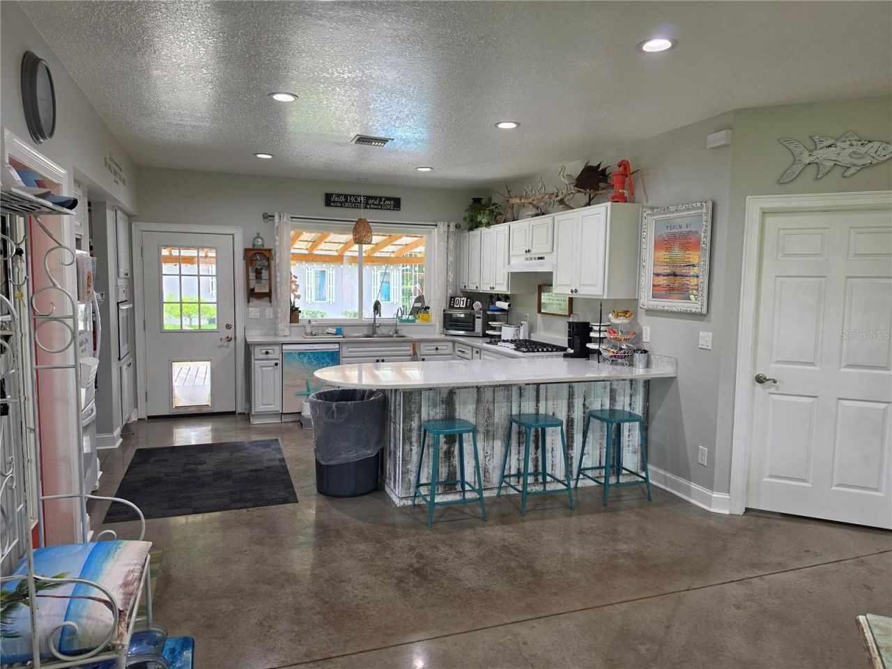 390 Henderson Avenue , Seffner, FL 33584 Photo