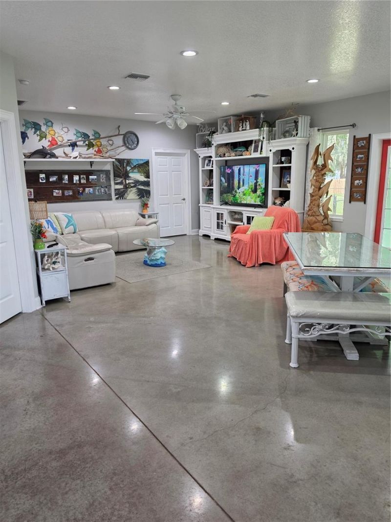 390 Henderson Avenue , Seffner, FL 33584 Photo