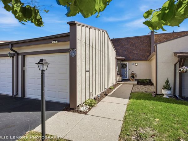 19 Westwood Drive, Indian Head Park, IL 60525