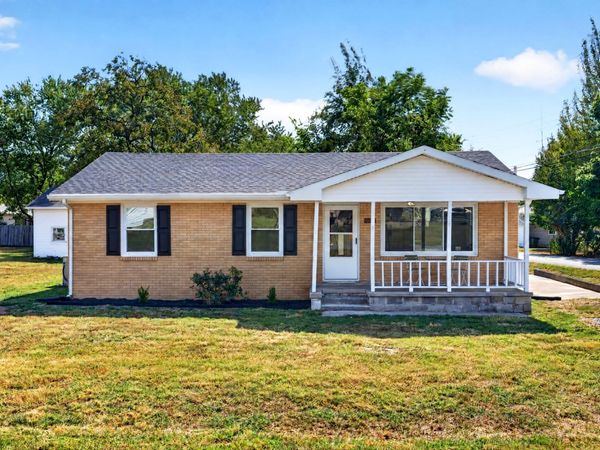 621 Vass Ln, Hopkinsville, KY 42240