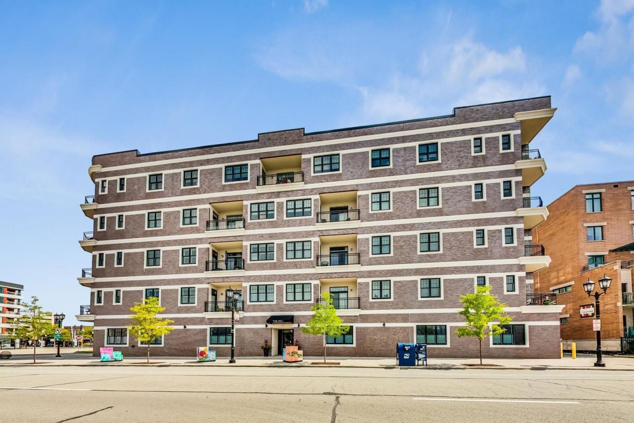 105 S Cottage Hill Avenue, Unit 304, Elmhurst, IL 60126 Main Photo