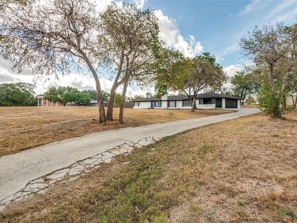 325 Crescent Drive, Grand Prairie, TX 75050