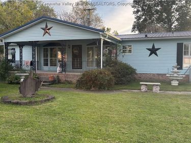 1164 Pike Street, Hartford, WV 25247