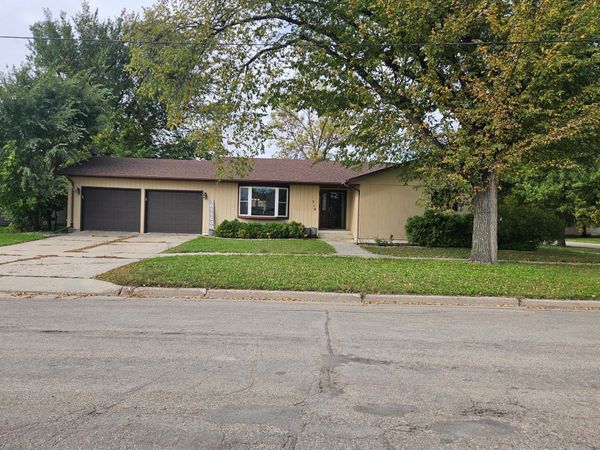 319 3rd Street N, Wahpeton, ND 58075