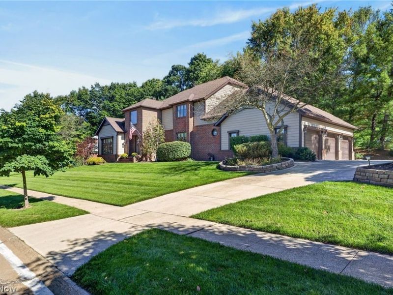 481 Lake of The Woods Boulevard, Akron, OH 44333 Photo 2